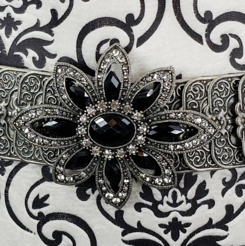Beautiful Metal stretch jeweled belt hook Closure
